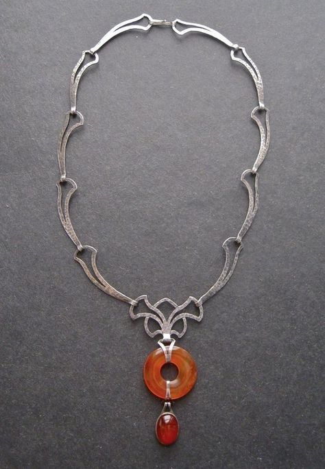 Arts and Crafts Hammered Sterling Carnelian Necklace Necklace Clasps Ideas, Handmade Chains Jewelry, Pottery Accessories, Scandinavian Studio, Handmade Chain Jewelry, Handmade Chains, Arts And Crafts Period, Chain Art, Lighting Art