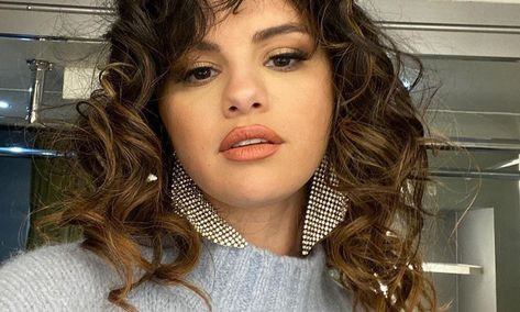 Selena Gomez Hair, Red Carpet Hair, Platinum Blonde Hair, Outfit Trends, Girl Short Hair, Long Bob, Platinum Blonde, Miley Cyrus, Trendy Hairstyles