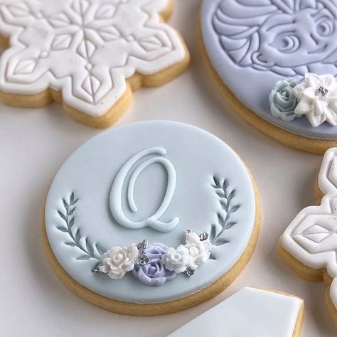 Sweetly Impressed on Instagram: “Q is for ‘Queen’ ...the kind who knows her crown isn’t on her head, but in her soul. 💓👸🏻 *** Featured @sweetlyimpressed stamps - Script…” Q Is For Queen, Cookies Frozen, Frozen Fondant, Flower Sugar Cookies, Cookies Decoradas, Fondant Cookies, Pretty Cookies, Icing Cookies, Royal Icing Cookies