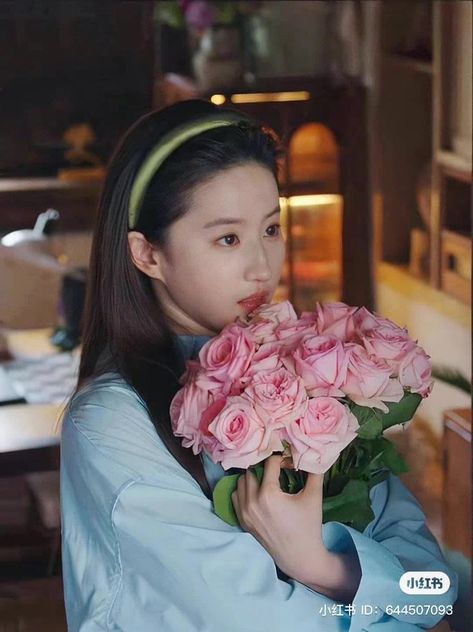 2 năm Lưu Diệc Phi tạo trend: Có item thời trang "thơm lây" vì người đẹp - Ảnh 1. Liu Yifei, Film Academy, Beyond Beauty, Chinese Movies, Photoshoot Concept, Small Faces, Beige Aesthetic, Chinese Actress, Couples Photoshoot