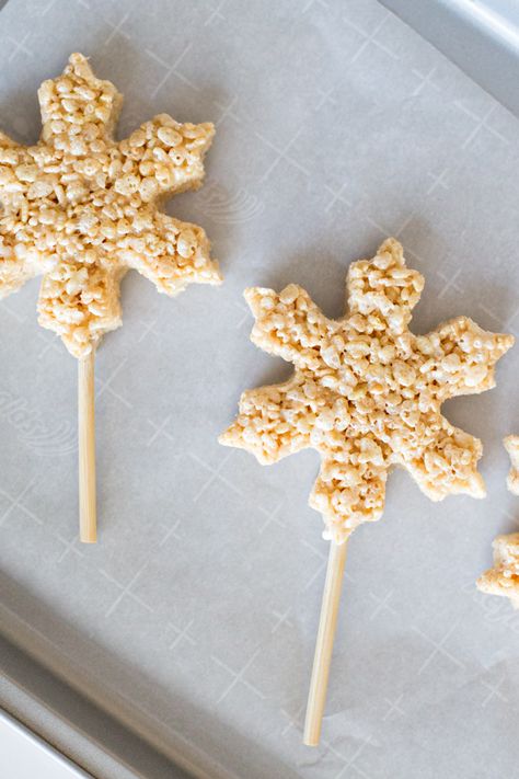 Perfect for a Frozen 2 movie night, whip up these easy and delicious Frozen Rice Crispy Treats! #Frozen #Frozen2 #Disney Frozen Birthday Snacks, Frozen Rice Krispie Treats, Winter Rice Krispie Treats, Disney Frozen Desserts, Frozen Themed Treats, Winter Onederland Desserts, Snowflake Desserts, Snowflake Treats, Winter Wonderland Treats