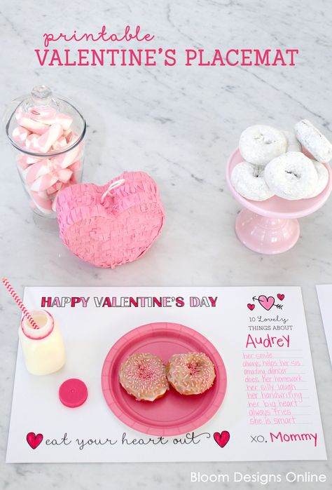 FREE Printable Valentine's Day Placemats - such a cute idea to use for parties or for February 14th!! Kids Valentine Party, Valentines Printable, Friend Valentine Gifts, Family Valentines Day, Valentinstag Party, Printable Valentines, Preschool Valentines, Valentine's Day Printables, Printables For Kids