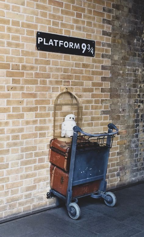 Platform 9 3/4 at King's Cross Station, England - Bookmarks & Waypoints Harry Potter Platform, Harry Potter 9, Kings Cross Station, Harry Potter Shop, Festa Harry Potter, Theme Harry Potter, Harry Potter Halloween, London Baby, Piccadilly Circus