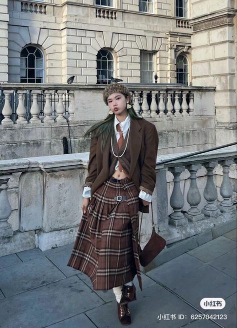 Kilt Outfits Women, Earth Tone Outfits Aesthetic, Dan Core, Plaid Outfit, Punk Street Style, Lesbian Outfits, Kilt Outfits, Eccentric Style, Plaid Outfits