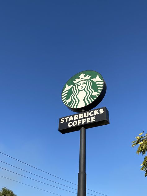 @guusmiranda Cafe Starbucks Aesthetic, Starbucks Outside, Starbucks Sign, Starbucks Smoothie, Cafe Exterior, Starbucks Design, Pike Place Market Seattle, Faceless Content, Coffee Starbucks