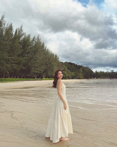 Beach Pose With Dress, White Dress Photoshoot Photo Ideas, Pantai Outfit, Dress Pantai, Beach Dress Photoshoot, Pose Duduk, Bow Maylada, Outfit Pantai, Beach Long Dress