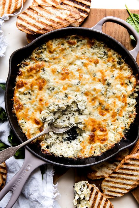 Hot Spinach Artichoke Dip || themodernproper.com  Anything hot and melted that bread can be dipped an immediate favorite, which might help explain our obsession with this hot spinach artichoke dip. Pizza Side Dishes, Friendsgiving Food Ideas, Dip Food, Easy Super Bowl, Friendsgiving Food, Modern Proper, Superbowl Snacks, Spinach Artichoke Dip, Thanksgiving Appetizers