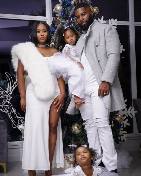 Family Christmas Pictures Black People, Black Family Christmas Pictures Outfits, Family Christmas Pictures Outfits, Family Holiday Pictures, Family Maternity Pictures, Christmas Pictures Outfits, Christmas Family Photoshoot, Family Photoshoot Poses, Maternity Photography Poses Pregnancy Pics