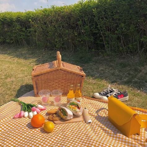 Cottagecore Picnic, Aesthetic Picnic, Picnic Inspiration, Picnic Date, Perfect Picnic, Think Food, Picnic Time, Picnic Food, Korean Aesthetic