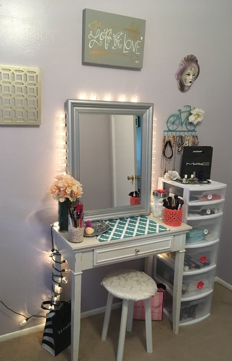 Table Makeup Ideas, Diy Vanity Set Up, Easy Vanity Ideas, Diy Vanity Ideas Bedroom Small Spaces, Makeup Corner In Bedroom Small Spaces Vanity Ideas, Makeup Dresser Ideas, Vanity For Small Bedroom, Diy Makeup Vanity Homemade, Diy Makeup Table