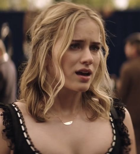 Guinevere Beck From You, Guenivere Beck, Guinevere Beck Icon, Elizabeth Lail You, Guinevere Beck, Elizabeth Lail, Dirty Blonde Hair, Woman Movie, Dirty Blonde