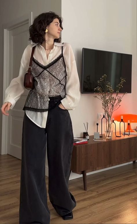 White Blouse Styling, Japanese Garden Outfit, Old Money Concert Outfit, Fashion Week Outfit Ideas Inspiration, Black Pants White Shirt Outfit, Japanese Business Casual, Aesthetic Street Outfits, Womens Tie Outfit, Layering Outfits Aesthetic