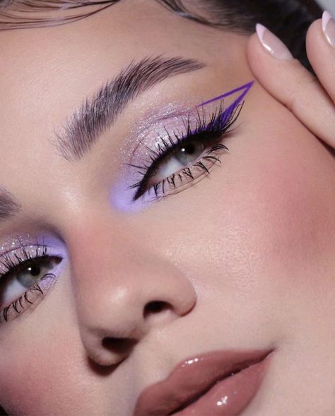 Really Easy Makeup Looks, Eyeshadow Looks Without Lashes, Wet Liner Looks, Light Blue Eyeliner, Purple Eye Look, Makeup Winter, Purple Eyeshadow Looks, Purple Makeup Looks, Make Up Designs