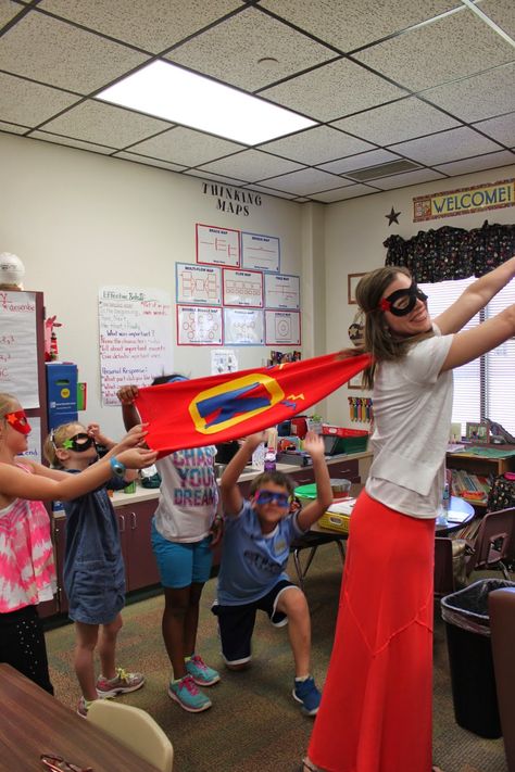 Teacher Appreciation Idea- 'celebrate our super heroes'. Cute idea for making this cape and mask for the teacher (no sew!) Teacher Cape Ideas, Teacher Superhero Costume, Heroes Theme, Tk Classroom, Super Hero Capes, Superhero Teacher, Teaching Board, Staff Appreciation Week, Teacher Costumes