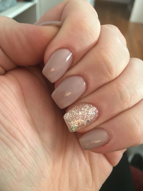 Classy tan/ nude acrylic nails with silver accent nail- so pretty! Nails With Silver Accent, Acrylic Nails With Silver, Nagel Stamping, Nails With Silver, Nude Acrylic Nails, Pretty Nail Designs, Fall Acrylic Nails, Neutral Nails, Prom Nails