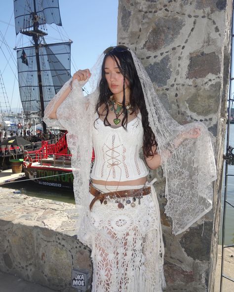 pirate moment 🏴‍☠️ Bossa Nova Aesthetic Outfit, Pirate Fashion Aesthetic, Pirate Outfit Aesthetic, Romantic Summer Outfits, Pirate Core, Pirate Inspired Outfits, Lace Costume, Raver Girl, Tropical Girl