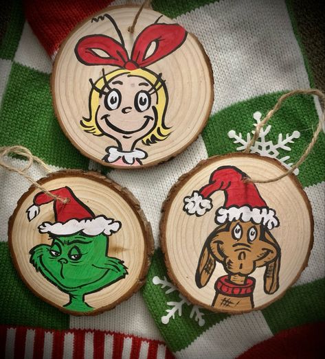 Log Slice Ornaments, Painted Grinch Ornaments, Grinch Wooden Ornaments, Painted Wood Ornaments, Grinch Crafts, Christmas Gifts Diy, Grinch Ornaments, Wood Slice Ornaments, Grinch Christmas Decorations