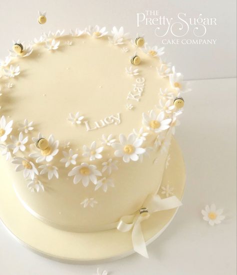 Daisy Cake Aesthetic, Aesthetic Birthday Cake Minimalist, Minimal Cake Decorating, Simple Aesthetic Birthday Cakes Pastel, Cute Simple Cakes Aesthetic, Daisies Cake Birthday, Minimalist 1st Birthday Cake, Minimal Birthday Cake Ideas, Bee And Daisy Cake