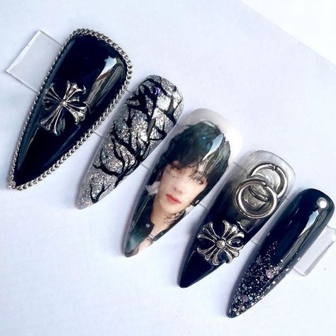 ˚･✧ﾟ*✭ﾟ𝕯𝖆𝖒𝖓 𝖐𝖎𝖙𝖙𝖞!✫ﾟ.*｡･ﾟ✫*’s Instagram photo: “🖤Kim Taehyung ON era inspired nails.~🐯 I I’m an Army so this set was a MUST, I hope you like it!♪(๑ᴖ◡ᴖ๑)♪ 🖤 🐯 🖤 🐯 🖤 🐯 🖤 🐯 🖤 🐯 🖤…” Taehyung Nails Design, Taehyung Inspired Nails, Taehyung Nail Art, Taehyung Nails, Jungkook Nails, Bts Inspired Nails, Bts Nails, K Pop Nails, Long Press On Nails