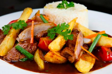 Lomo saltado - wapa Peruvian Dishes, Lomo Saltado, Peruvian Cuisine, Peruvian Food, Food Addict, Pisco Sour, Peruvian Recipes, Sirloin Steaks, Weird Food