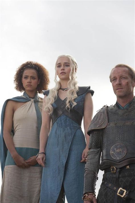 Nathalie Emmanuel, Emilia Clarke and Iain Glen pose together in season 3 of "Games of Thrones". Daenerys Blue Dress, Daenerys Targaryen Blue Dress, Targaryen Dresses, Daenerys Targaryen Outfits, Daenerys Targaryen Dress, Daenerys Targaryen Costume, Got Costumes, Game Of Thrones Costumes, Game Of Throne Daenerys