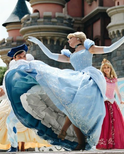 Disney Cosplay Ideas, Poses Dynamiques, Disneyland Princess, Cinderella Dress, Disney Live, Disney Face Characters, Funny Disney, Jolly Holiday, Disney Cosplay