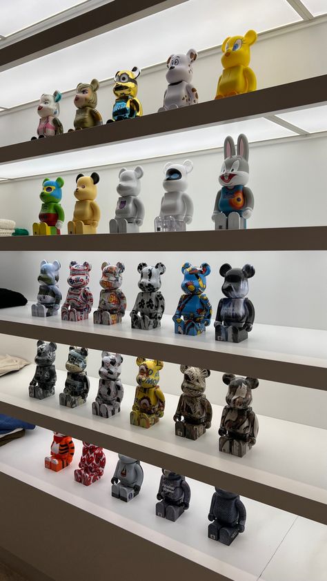 Bearbrick Interior, Hypebeast Room Ideas, Aesthetic Hypebeast, Hypebeast Aesthetic, Fluid Bear, Hypebeast Room, Affiches D'art Déco, Bear Sculptures, Airpod Cases