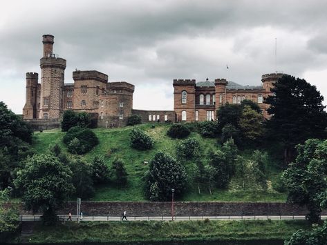 Inverness Castle, Monument Architecture, Inverness Scotland, Build A Fort, Hotel Building, Mary Queen Of Scots, Loch Ness, England And Scotland, Inverness