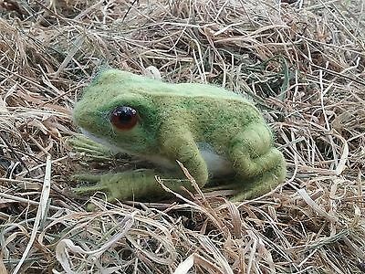 Needle Felted Frog, Felted Frog, Mushroom Sculpture, Felt Fish, Felted Crochet, Felt Animal Patterns, Needle Felting Diy, Needle Felted Christmas, Mixed Media Crafts