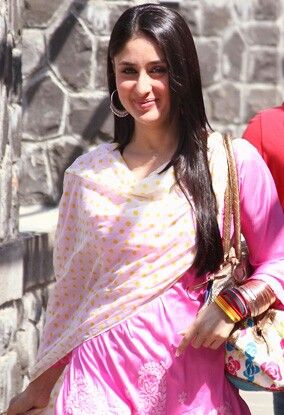 Kareena Kapoor Bodyguard Outfits, Kareena Kapoor In Bodyguard, Kareena Kapoor 90s, Kurti Aesthetic, Manifest Beauty, Kapoor Sisters, Street Style India, Desinger Dresses, Fashion Travel Outfit