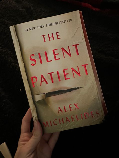 Psychological thriller, 100% recommend. I read this book within 24 hours, 5 stars! Insane plot twist at the end. #books #booktok #bookrecommendations #review #thesilentpatient #psychologicalthriller Christmas Wedding Ring, The Silent Patient, Vision Board Book, Ted Williams, Psychological Thriller, Psychological Horror, It Ends With Us, Thriller Books, Psychological Thrillers