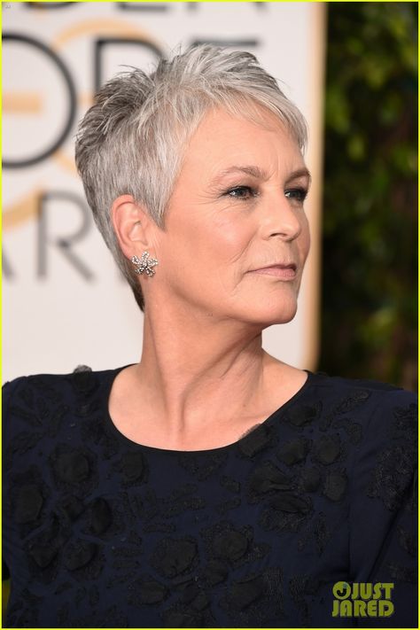 jamie lee curtis julia louis dreyfus 2016 golden globes 04 Jamie Lee Curtis Haircut, Jamie Lee Curtis Hair, Grey Hair Looks, Gray Hair Pixie Cuts, Short Silver Hair, Lee Curtis, Short Grey Hair, Super Short Hair, Jamie Lee Curtis