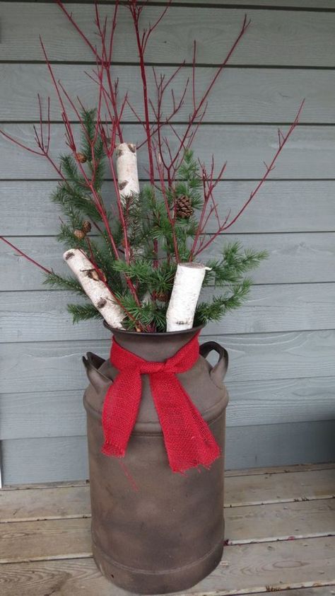 Christmas Planters, Farmhouse Front Porches, Christmas Decoration Ideas, Country Christmas Decorations, Beautiful Farmhouse, Christmas Porch Decor, Farmhouse Front, Front Porches, Christmas Porch