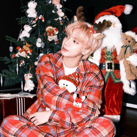 Txt Christmas Pfp, Kpop Xmas, Xmas Icons, Kpop Christmas, Taehyun Icons, Bts Christmas, Bad Songs, Moa Diary, Txt Taehyun