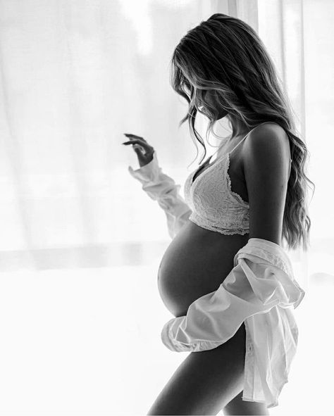 Prenatal Photoshoot Ideas At Home, Maternity Photography Boudiour, Lingerie Maternity Photoshoot, Belly Bump Pictures, Pregnancy Bump Pictures, Maternity Photoshoot Outfit Ideas, Baby Bauch, Home Maternity Photography, Diy Maternity Photos