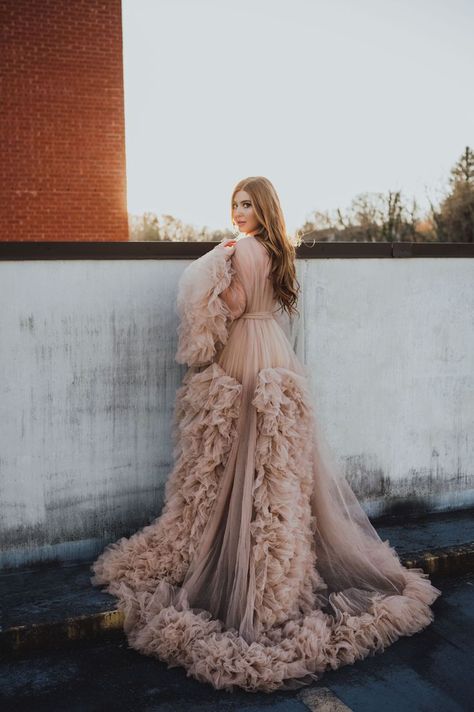 This rented tan tulle robe is the perfect way to spice up any photoshoot! Robe Photoshoot Photo Ideas, Tulle Dress Photoshoot, Field Portraits, Look At This Photograph, Dress Poses, Big Dress, Poofy Dress, Big Dresses, Turning 40