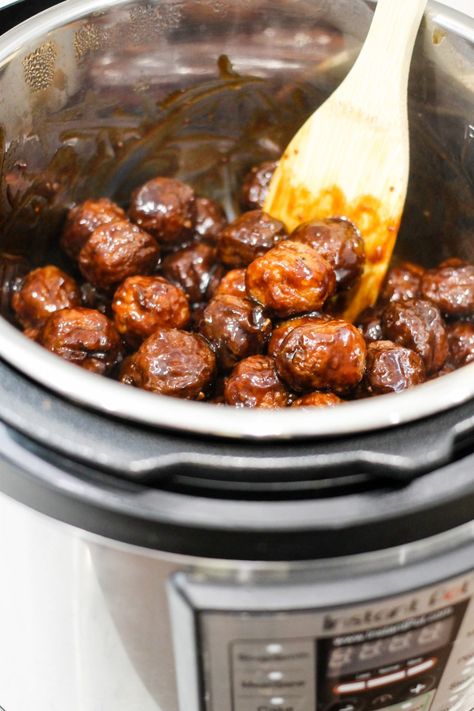 Instant Pot Asian Meatballs are the perfect appetizer; done in under 20 minutes! The sweet and slightly spicy sauce will have you hooked! Teriyaki Meatballs Instant Pot, Barbeque Meatballs, Meatballs Instant Pot, Instant Pot Asian, Asian Meatballs, Teriyaki Meatballs, Sweet And Sour Meatballs, Appetizer Meatballs, Meatballs Easy