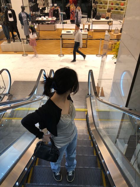 escalator poses y2k downtown girl aesthetic Grey Cami Outfit, Escalator Pics, Lehnga Photoshoot Poses, Insta Dp, Self Photography, Solo Pics, Tumblr Photography, Instagram Girls, Instagram Worthy