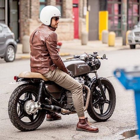 Charm, style, perfect line… This grey CX500 from Honda is a bike with class Cx500 Cafe Racer, Brat Bike, Honda Cx500, Moto Car, Cafe Racer Style, Cafe Bike, Honda Bikes, Motorcycle Culture, Custom Cafe Racer