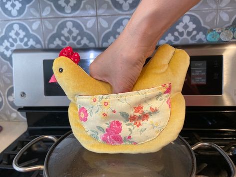 Chicken Pot Holder, Dish Towel Crafts, Shaped Kitchen, Kitchen Towel Holder, Diy Sewing Gifts, Chicken Crafts, Potholder Patterns, Towel Crafts, Cute Chickens