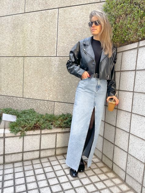 loving this long denim skirt trend so much! i made it a little more winter-appropriate for walking around Tokyo by adding thick black tights under the skirt. i also wore loafers with it since we were walking all day, but i think this look would work really well with denim boots too. you can pair a maxi denim skirt with your favorite coat, a great knit, and some ankle boots, and you're ready to go. Denim Skirt Black Boots Outfit, Skirt Outfit For Winter, Long Denim Skirt Outfit Winter, Denim Skirt Tights, Skirt Tights Outfit, Denim Maxi Skirt Outfit, Tokyo Outfits, Smart Outfits, Winter Date Outfits