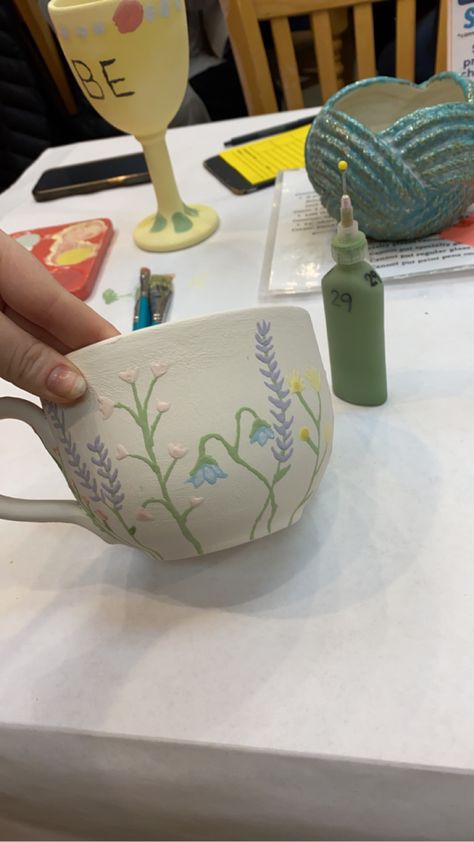 Ceramics Cafe Ideas Design, Painting Pottery Ideas Flowers, Pottery Painting Ideas Floral, Pottery Cafe Ideas, Pottery Painting Cup Ideas, Cup Painting Ideas Aesthetic, Aesthetic Mug Painting, Cup Pottery Painting Ideas, Crockadoodle Ideas