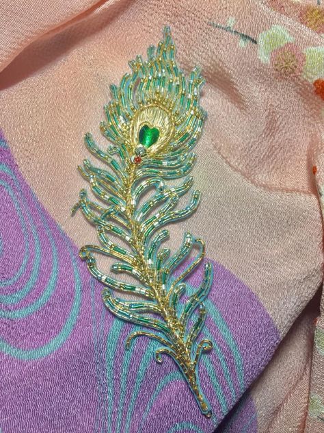 Gold Work Embroidery Peacock, Peacock Beaded Embroidery, Peacock Art Work, Peacock Feather Aari Work Blouse, Peacock Hand Embroidery Designs, Peacock Feather Embroidery Design, Peacock Feather Embroidery, Embroidery Peacock, Peacock Embroidery Designs