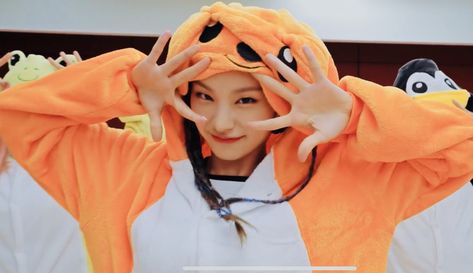 Yeji Header, Yeji Gf Material, Jung Jaewon, Itzy Pics, Pop Wallpaper, Change Name, Yeji Hwang, Ye Ji, Windows Wallpaper