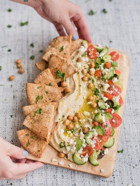 Hummus Board, Easy Summer Salad Recipes, Greek Hummus, Salad Coleslaw, Hummus Platter, Easy Summer Salad, Sommer Mad, Summer Salad Recipes, Summer Salad