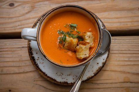 Easy Tomato Soup & Grilled Cheese Croutons Pea Soup Crockpot, Food For A Group, Soup In A Bread Bowl, Split Pea Soup Crockpot, Creamy Tomato Soup Recipe, Beat The Bloat, Grilled Cheese Croutons, Soup Bread, Pack A Lunch