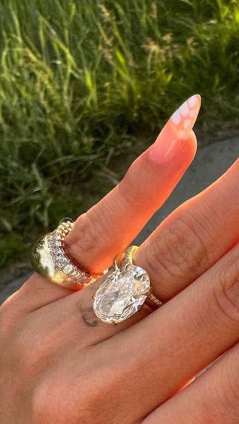 Huge Engagement Ring, Sophia Richie Ring, Bejewelled Aesthetic, Hailey Bieber Rings, Hailey Bieber Ring Stack, Hailey Bieber Wedding Ring, Hailey Bieber Ring, Oval Engagement Ring Stack, Big Engagement Ring