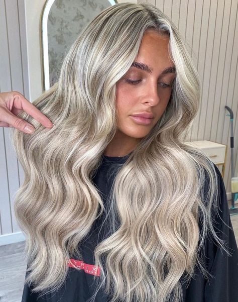 Loose Waves with Beige Blonde Balayage Blonde With A Shadow Root, Blonde Platinum Hair, Hair Blonde Highlights, Beige Blonde Balayage, Milkshake Hair Products, Blonde Platinum, Balayage Hairstyles, Icy Blonde Hair, Shadow Root