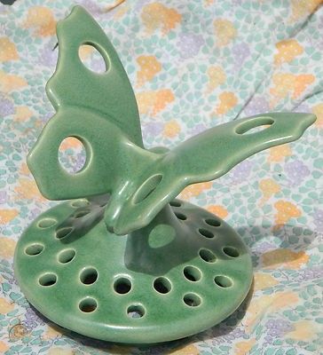 Vintage CAMARK Art Pottery Figural Butterfly Flower Frog Green Matte Glaze NoRes | #440437251 Flower Frogs Vintage, Pottery Vibes, Camark Pottery, Butterfly Pottery, Ceramic Flower Frog, Floral Frogs, Ceramic Containers, Flower Frogs, Old Vases