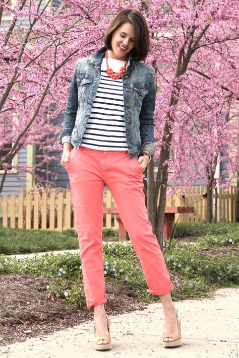 Coral Pants Outfit, Coral Jeans, Cute Teacher Outfits, Coral Pants, Look Jean, Cute Spring Outfits, Outfit Trends, Teacher Outfits, Pink Pants